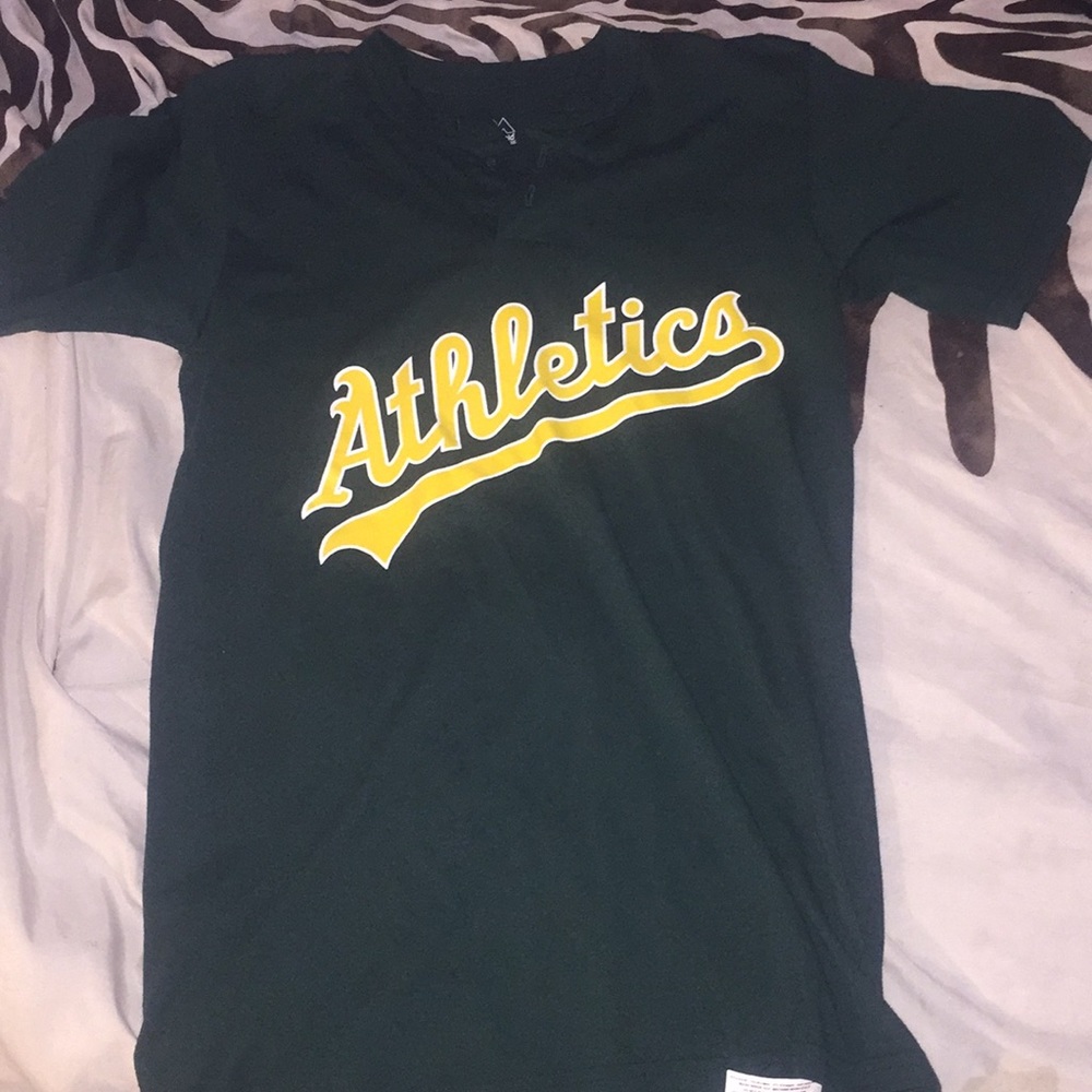 I’m selling a dark green sports shirt🥰